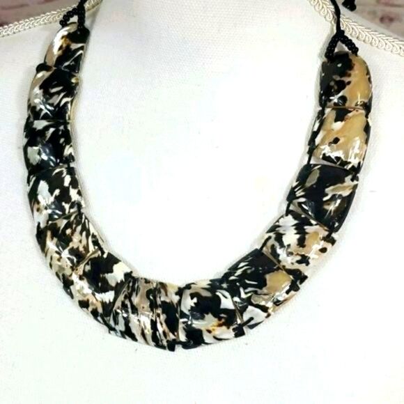 Blk/Wht/Tan-Shell Piece Statement Necklace - Picture 1 of 5